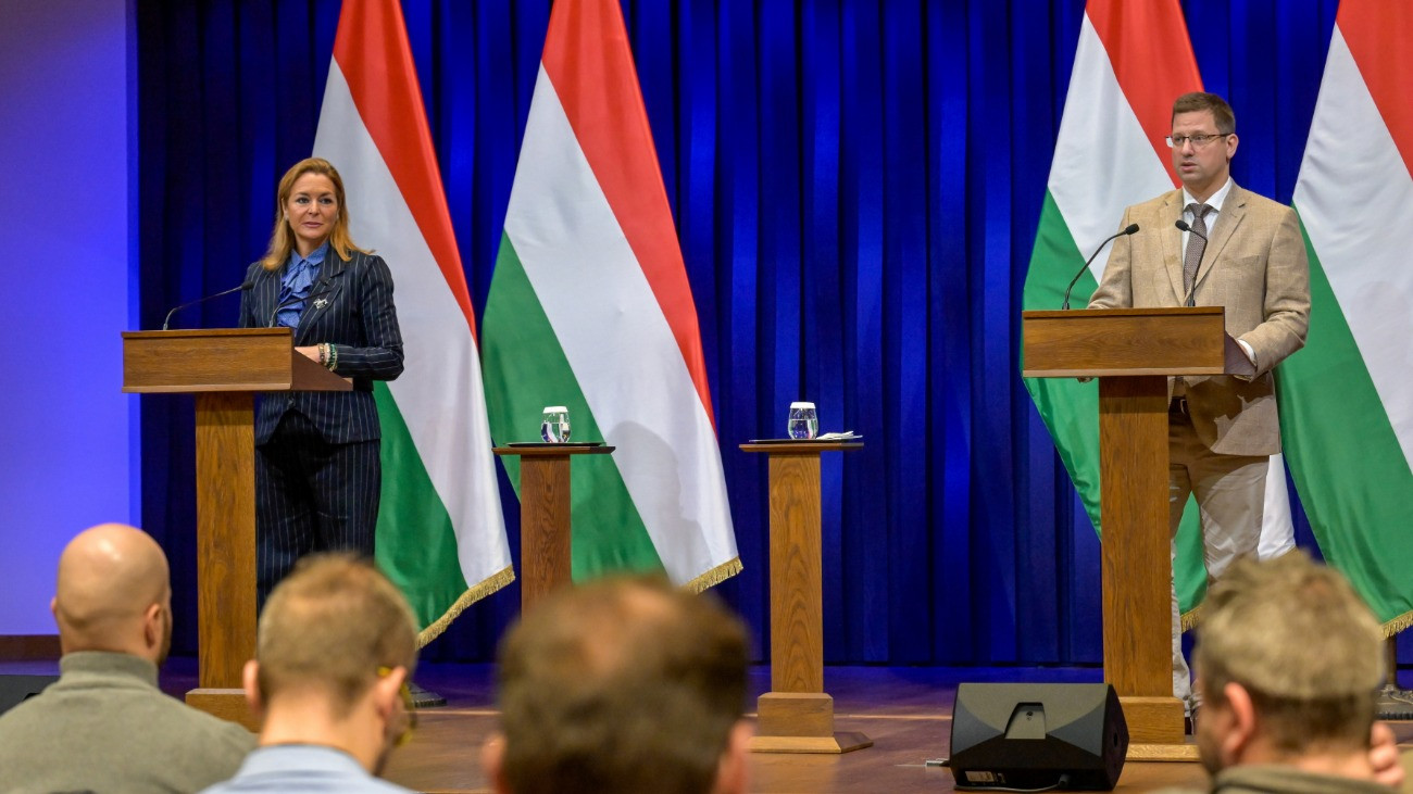 Gulyás Gergely, a Miniszterelnökséget vezetõ miniszter és Vitályos Eszter kormányszóvivõ a Kormányinfó sajtótájékoztatón a Karmelita kolostorban 2025. november 13-án.