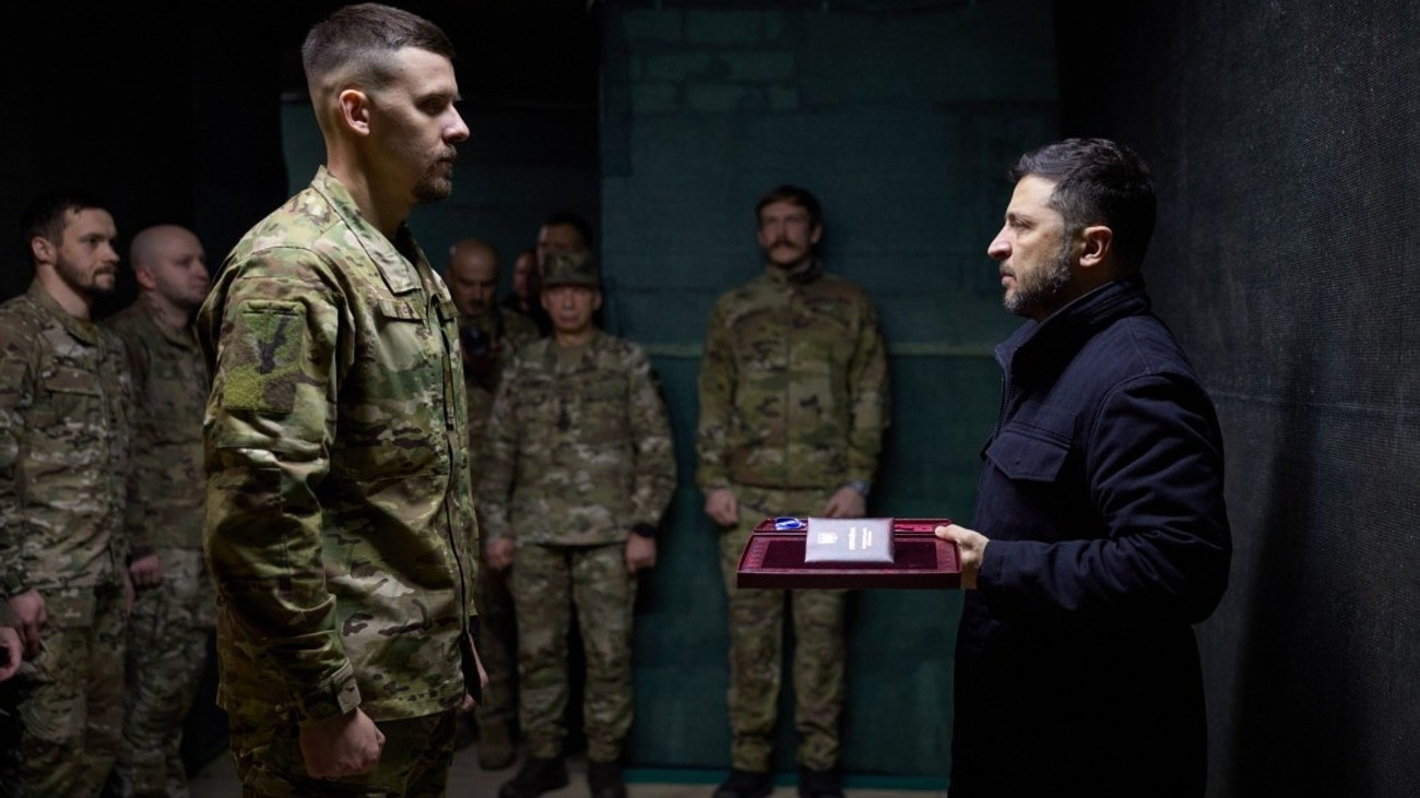 Az ukrán elnöki sajtószolgálat felvételén Volodimir Zelenszkij ukrán elnök (j) kitüntet egy katonát a kelet-ukrajnai Donyecki területen fekvõ Pokrovszk környékén húzódó frontvonalon szolgáló egységek egyikénél tett látogatása során 2025. november 4-én, az Ukrajna elleni orosz háború alatt.