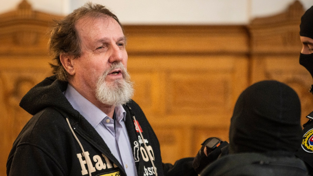 A Robert Fico szlovák miniszterelnök elleni merénylettel vádolt Juraj Cintula az ellene folyó per ítélethirdetésén a besztercebányai büntetõbíróságon 2025. október 21-én. A 71 éves Cintula 2024. május 15-én négy lövéssel életveszélyesen megsebesítette Robert Fico miniszterelnököt, tettéért 21 év börtönbüntetésre ítélte a bíróság.