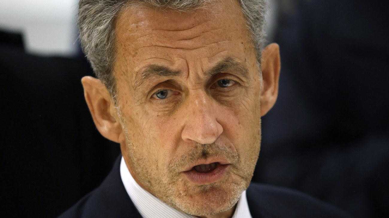 Nicolas Sarkozy volt francia elnök nyilatkozik a sajtó munkatársainak a büntetõperében hozott ítélet kihirdetése után egy párizsi bíróságon 2025. szeptember 25-én. A bíróság bûnösnek mondta ki Sarkozyt a 2007-es gyõztes elnökválasztási kampánya törvénytelen líbiai finanszírozásának gyanúja miatt indított perben. A testület elsõ fokon öt év szabadságvesztésre ítélte a 70 éves politikust, öt évre eltiltotta a közügyektõl, valamint 100 ezer euró (39 millió forint) pénzbüntetés megfizetésére kötelezte.