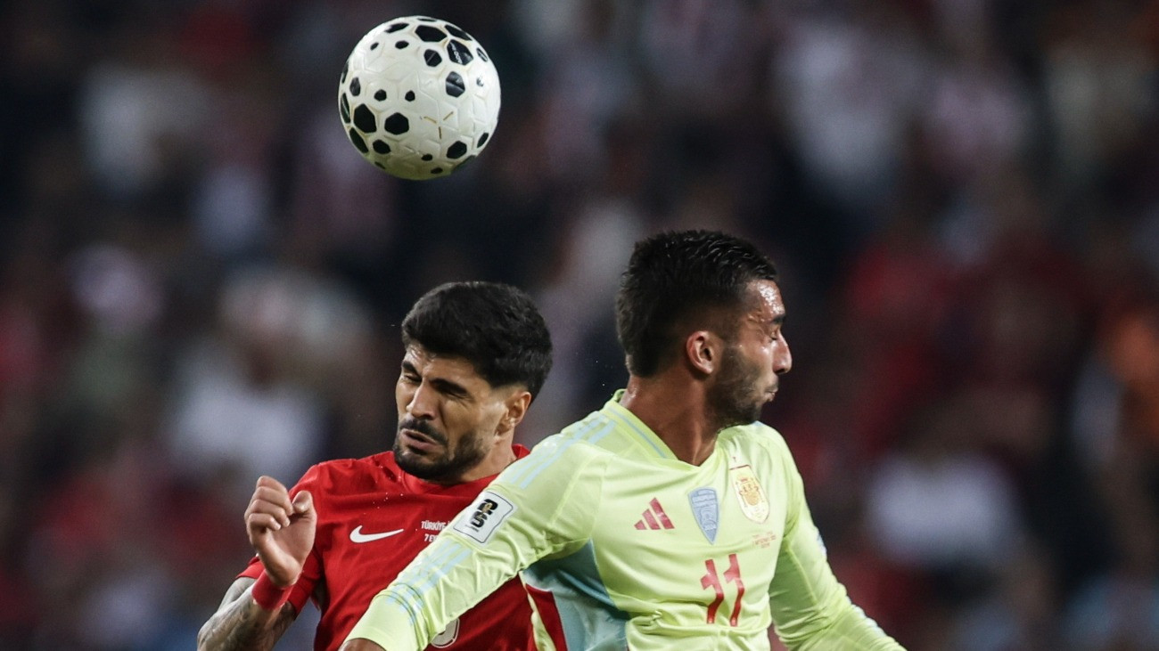 A török Eren Elmali (b) és a spanyol Ferrán Torres a 2026-os labdarúgó-világbajnokság európai E csoportjának Törökország-Spanyolország mérkõzésén a törökországi Konyában 2025. szeptember 7-én. A találkozót a spanyol válogatott nyerte 6-0-ra.