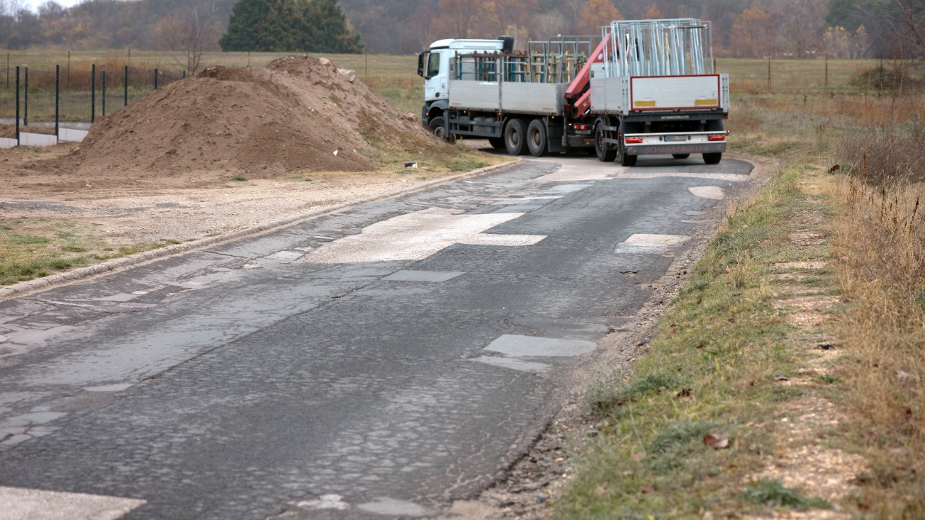 A Hungaroringhez közeli mogyoródi Víztorony utca 2025. november 13-án. Az utcában ezen a napon Hankó Balázs kulturális és innovációs miniszter tartott sajtótájékoztatót, ahol bejelentette, hogy egymilliárd forintból megújul a Hungaroringet övezõ 3365 méternyi út.