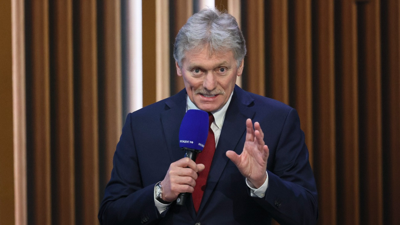 Dmitrij Peszkov orosz elnöki szóvivõ Vlagyimir Putyin orosz elnök év végi sajtóértekezletén a moszkvai Gosztyinnij Dvorban 2024. december 19-én.