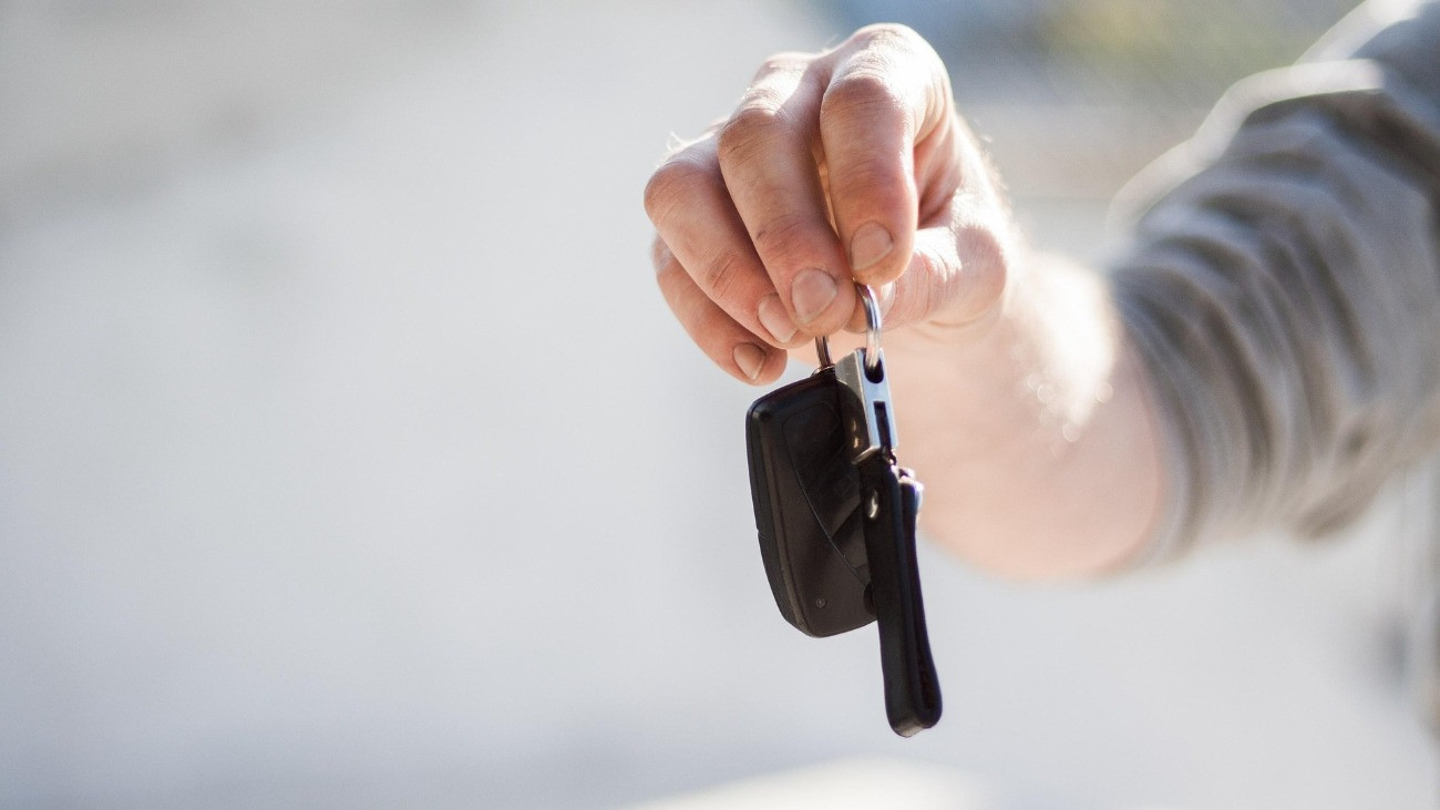 Kocsikulcsot nyújtó kéz