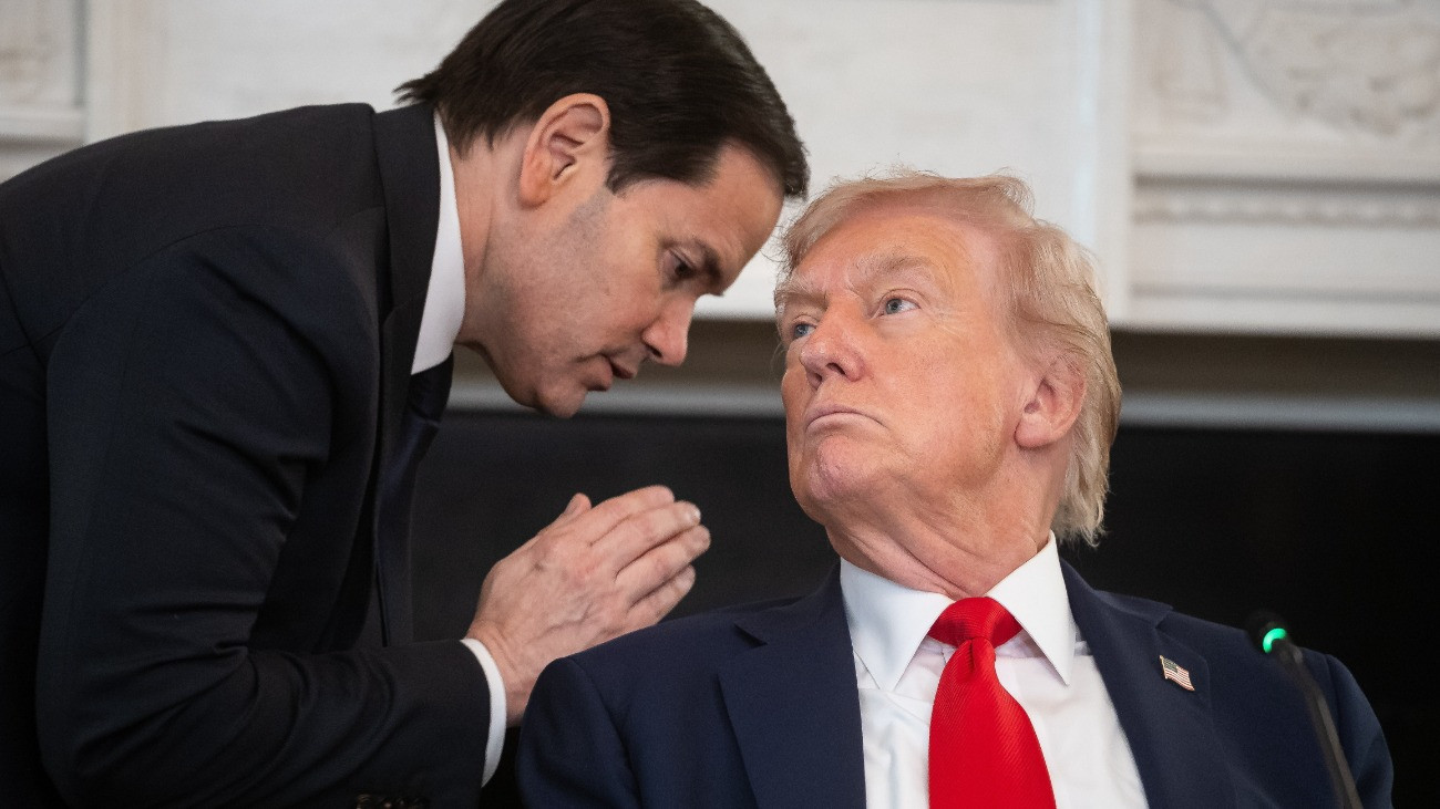 Marco Rubio amerikai külügyminiszter (b) és Donald Trump amerikai elnök az Antifa szélsõbaloldali hálózat által elkövetett visszaélésekrõl tartott nyilvános kerekasztal-beszélgetésen a washingtoni Fehér Házban 2025. október 8-án.