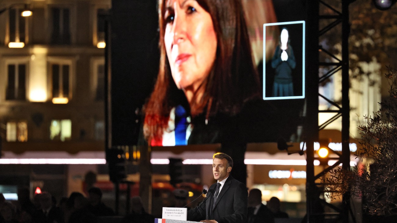 Emmanuel Macron francia elnök beszél a párizsi iszlamista merényletsorozat tizedik évfordulója alkalmából tartott megemlékezésen a francia fõvárosban 2025. november 13-án. A 2015. november 13-án elkövetett, 130 halálos áldozattal járó támadássorozatban a Stade de France nemzeti stadionnál egy ember vesztette életét öngyilkos merénylõk robbantásában, hat belvárosi vendéglátóhely teraszán összesen 39 embert ölt meg egy másik terrorkommandó, egy harmadik pedig 90 emberrel végzett a Bataclan koncertteremben, és csaknem hétszázat megsebesített.