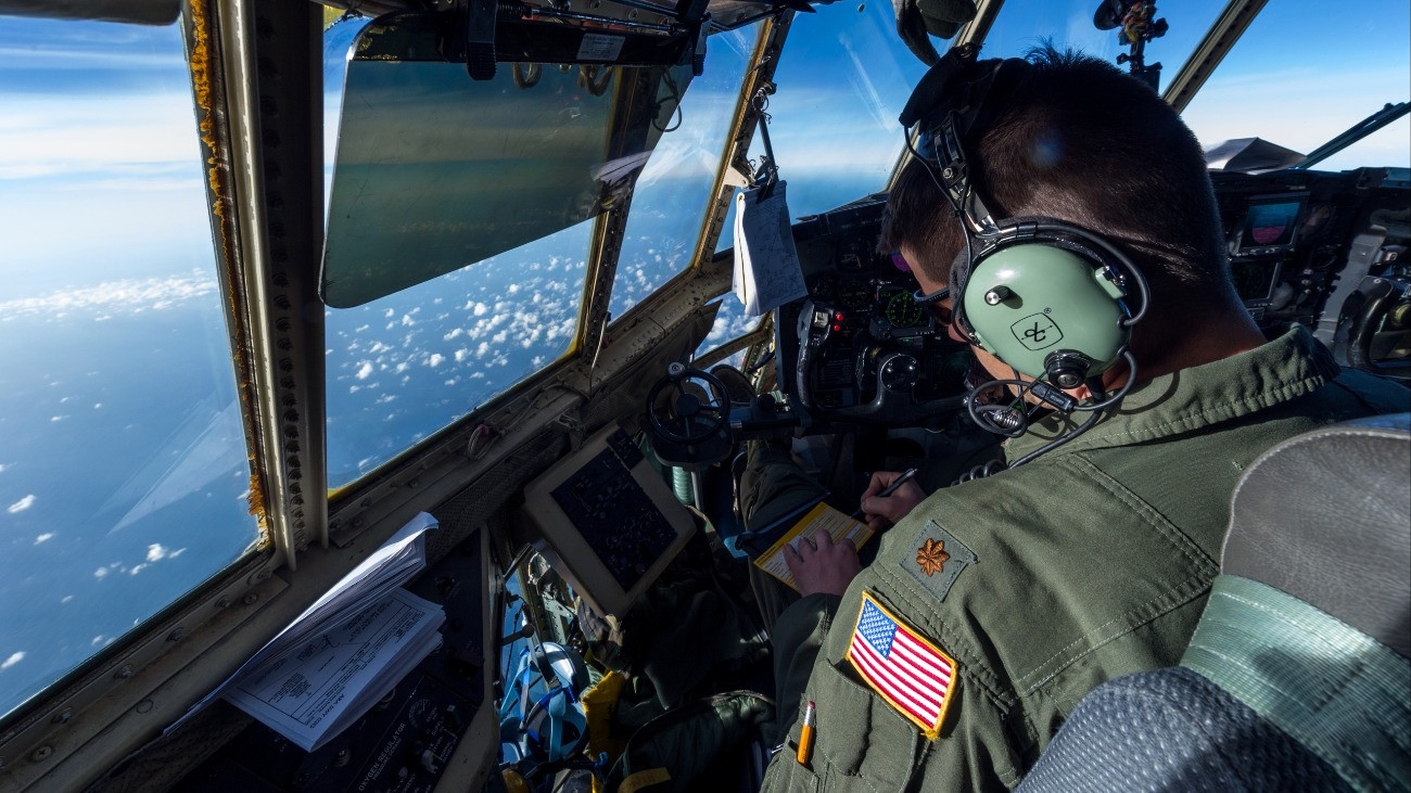 Az amerikai légerő egyik Hercules típusú repülőgépe Új-Zélandra tartva.