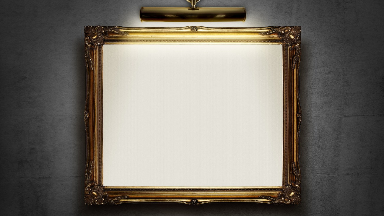 Egy díszes képkeret üres vászonnal egy múzeumban vagy kiállítóteremben.