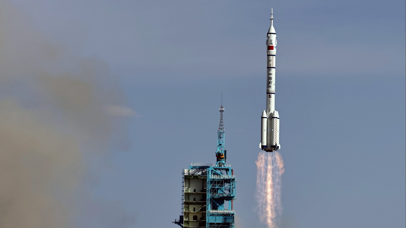 Három kínai ûrhajóssal a fedélzetén felbocsátják a Hosszú Menetelés 2F hordozórakétával összekapcsolt Sencsou-20 kínai ûrhajót az északnyugat-kínai Kanszu tartományban, a Gobi-sivatagban fekvõ Csiucsüani Mûholdindító Központból 2025. április 24-én. Az asztronauták a Föld körül keringõ kínai ûrállomásra utaznak.