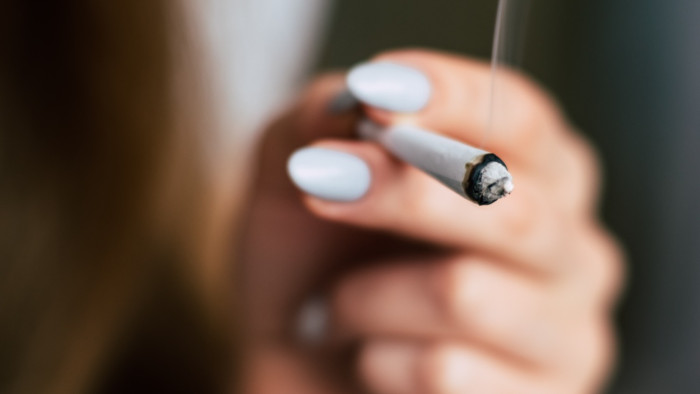 Csak tettenéréskor büntethetnek, de továbbra is tilos a dohányzás a budapesti megállókban