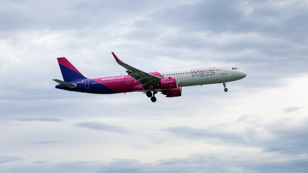 A Wizz Air egyik Airbus A321-es típusú utasszállító repülőgépé Korfu felett.
