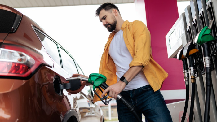 Várjon a tankolással, ha benzines