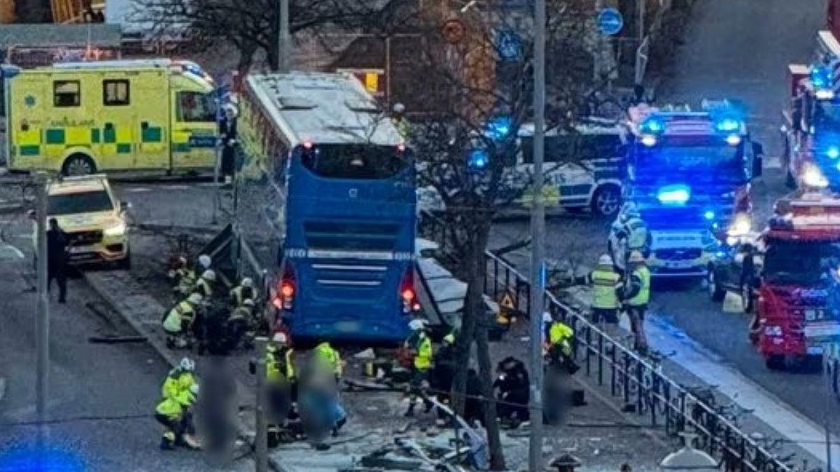 Stockholm központjában autóbusz hajtott bele egy buszmegállóba, több ember halálát és sérülését okozva