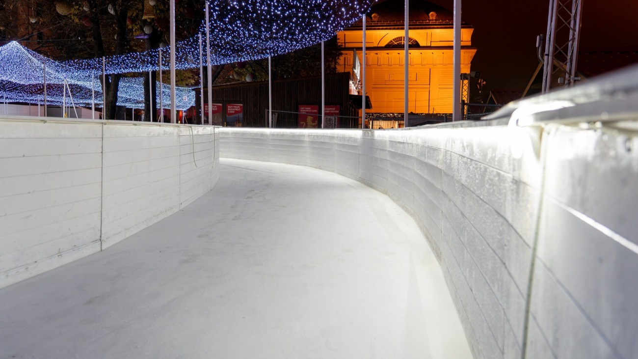 Korcsolyapálya a budapesti városháza előtti karácsonyi vásárban