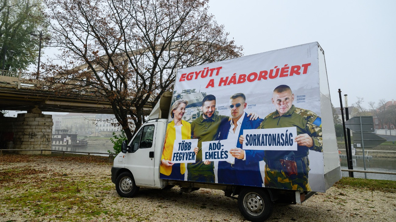 A Nemzeti Ellenállás Mozgalom reklámautója Gyõrben a plakátkampányt bejelentõ sajtótájékoztató napján 2025. november 15-én.