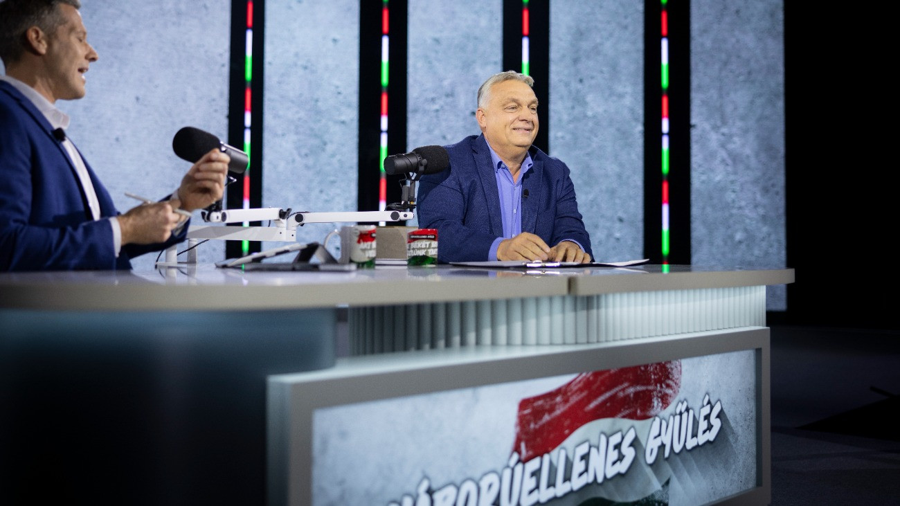 A Miniszterelnöki Kommunikációs Fõosztály által közreadott képen Orbán Viktor miniszterelnök (j) és Váczi Gergõ mûsorvezetõ a digitális polgári körök által szervezett elsõ háborúellenes gyûlésen a gyõri Olimpiai Sportpark Multicsarnokában 2025. november 15-én.