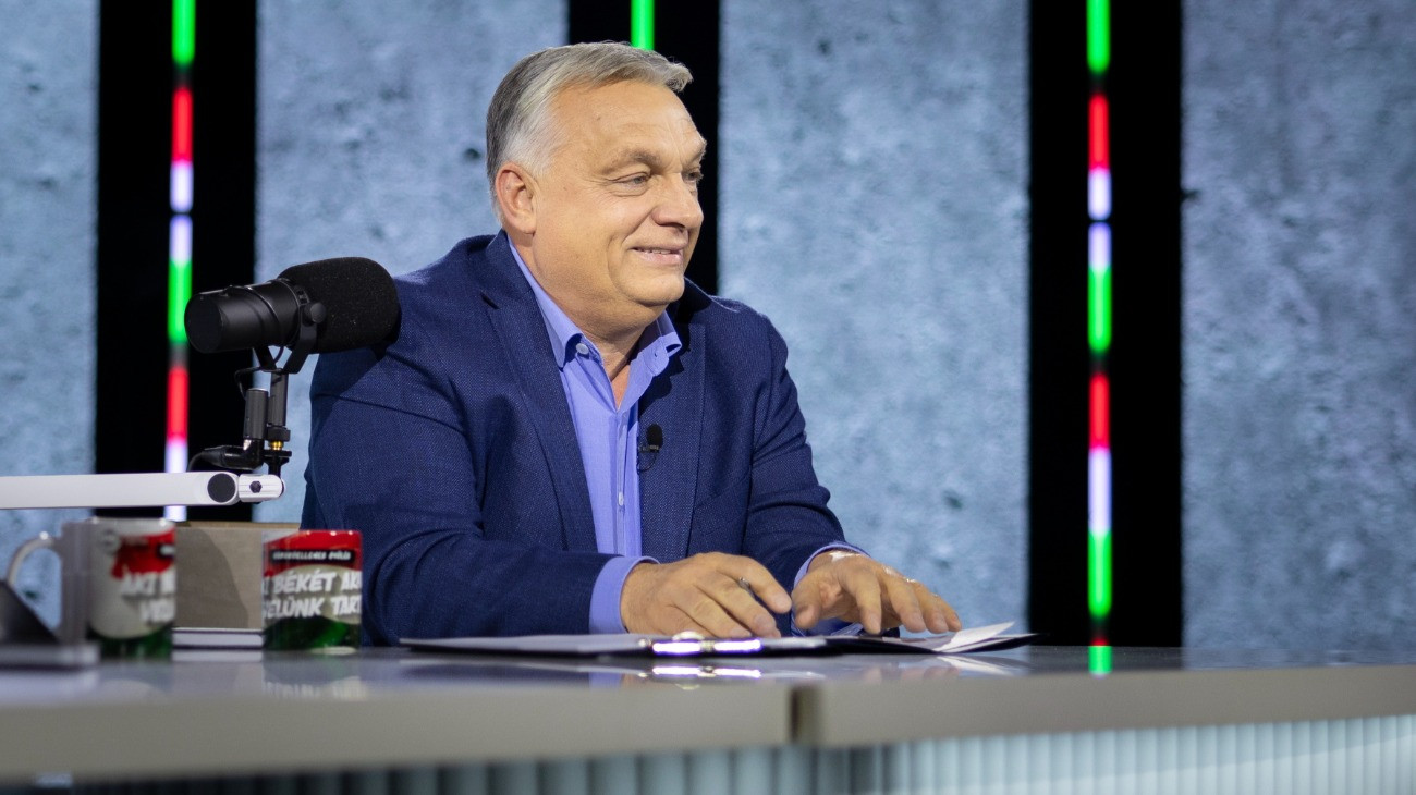 A Miniszterelnöki Kommunikációs Fõosztály által közreadott képen Orbán Viktor miniszterelnök a digitális polgári körök által szervezett elsõ háborúellenes gyûlésen a gyõri Olimpiai Sportpark Multicsarnokában 2025. november 15-én.