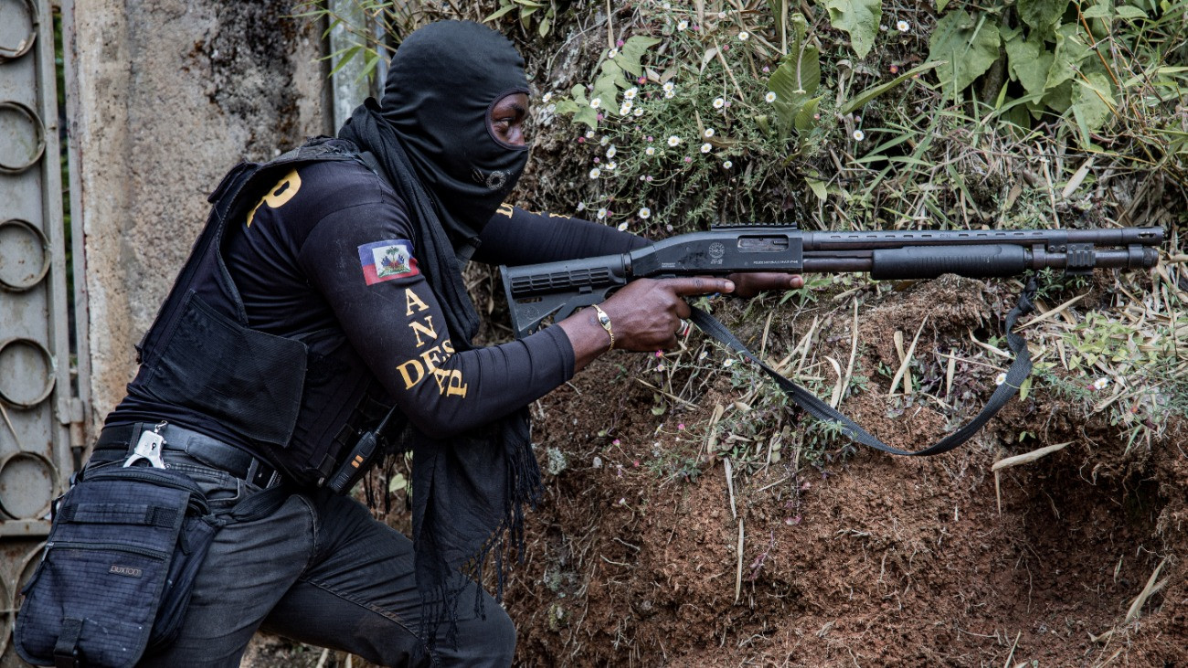 Haiti rendõr a fõváros, Port-au-Prince-ban 2025. június 24-én. Egy évvel korábban érkezett meg a káoszba süllyedt karibi országba a bûnbandák elleni küzdelem támogatására odavezényelt nemzetközi rendfenntartó kontingens. Az ENSZ szerint 2025 elsõ felében mintegy 1,3 millió ember kényszerült lakóhelye elhagyására a fegyveres bandák erõszakcselekményei miatt. Az év elsõ három hónapjában mintegy 1600-an haltak meg az összecsapásokban.