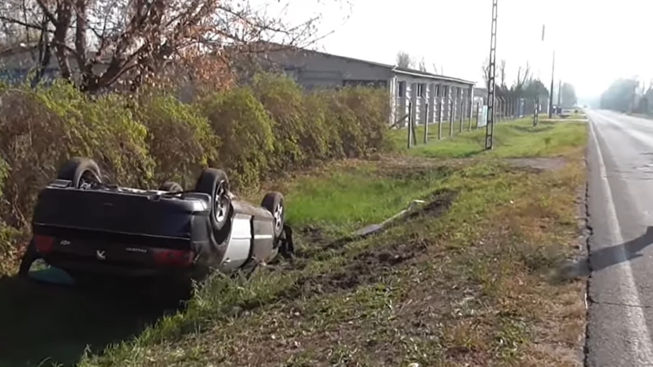 Árakban egy autó a rendőrség videóján.