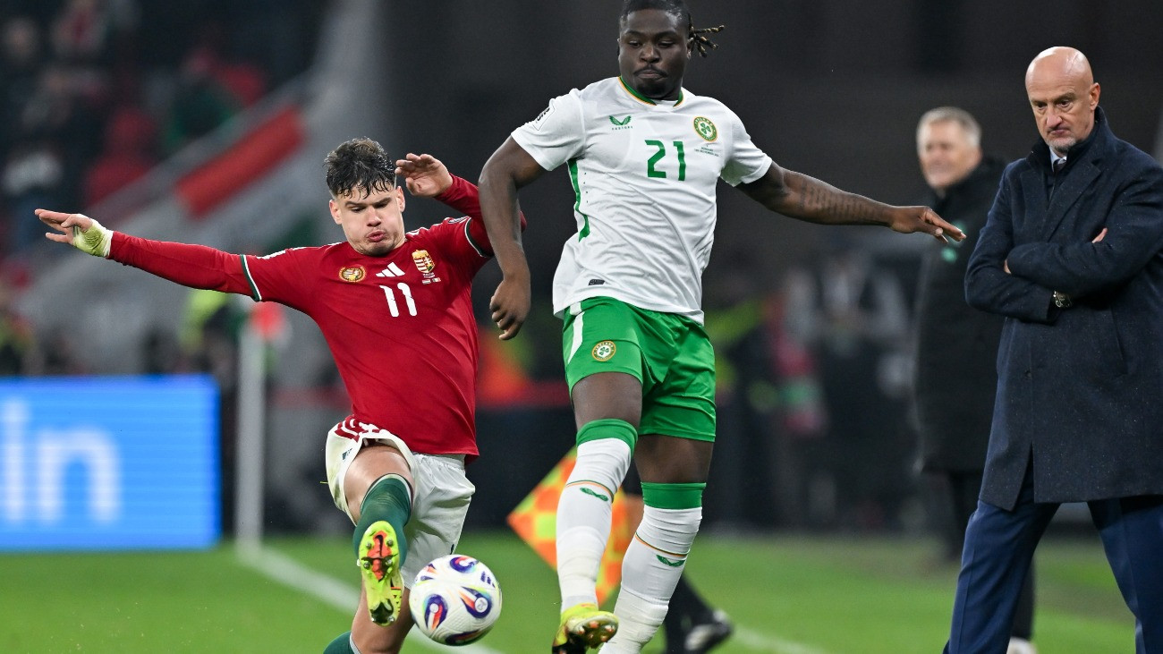 Kerkez Milos (b) és az ír Festy Ebosele a Magyarország - Írország labdarúgó világbajnoki selejtezõ mérkõzésen a Puskás Arénában 2025. november 16-án. Jobbra Marco Rossi szövetségi kapitány.