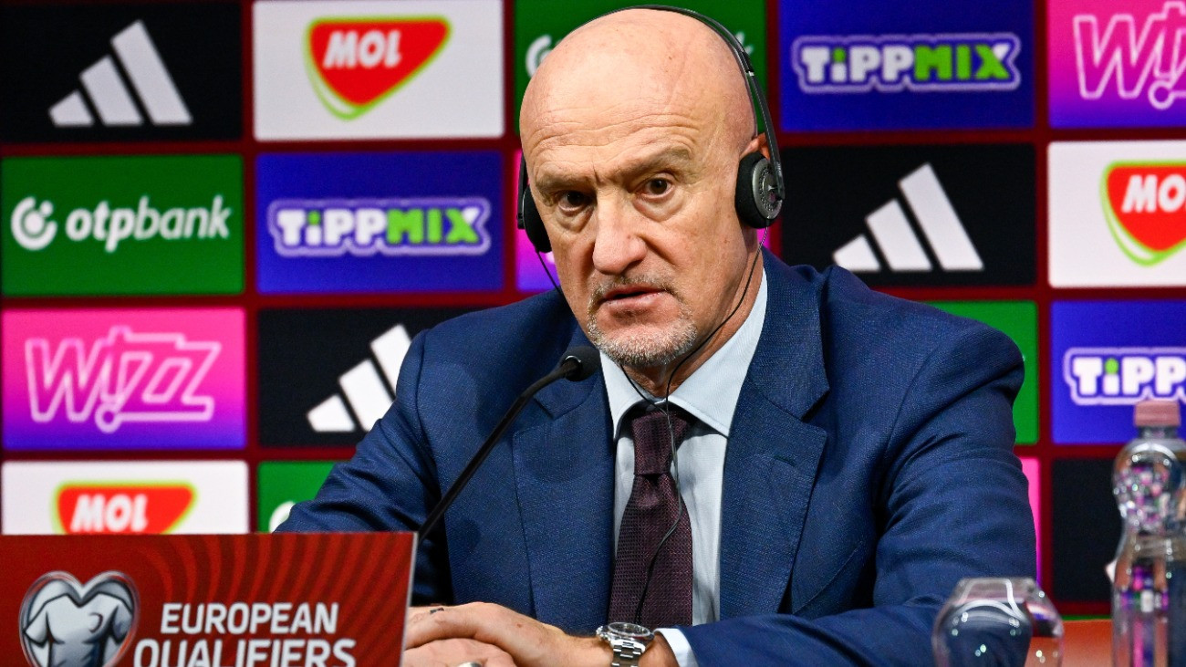 Marco Rossi, a magyar válogatott szövetségi kapitánya sajtótájékoztatót tart, miután csapata 3-2-re kikapott Írországtól a Puskás Arénában játszott labdarúgó világbajnoki selejtezõ mérkõzésen 2025. november 16-án.