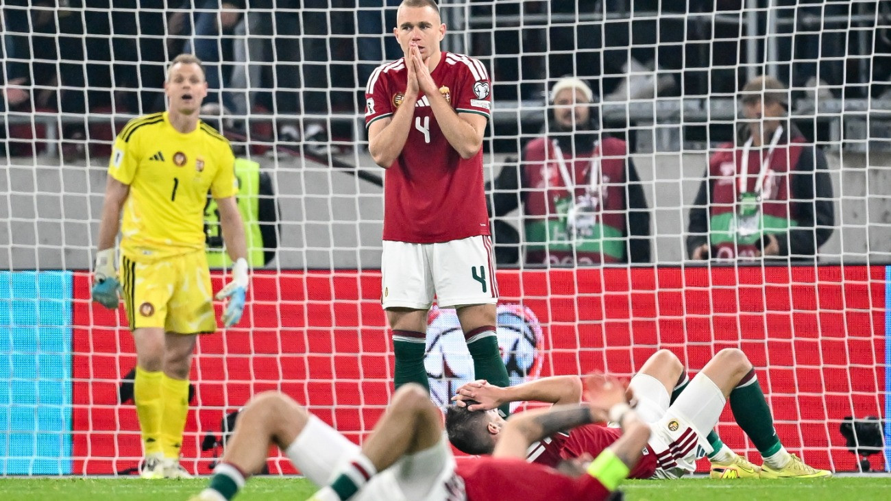 A magyar csapat játékosai, miután 3-2-re kikaptak Írországtól a Puskás Arénában játszott labdarúgó világbajnoki selejtezõ mérkõzésen 2025. november 16-án.