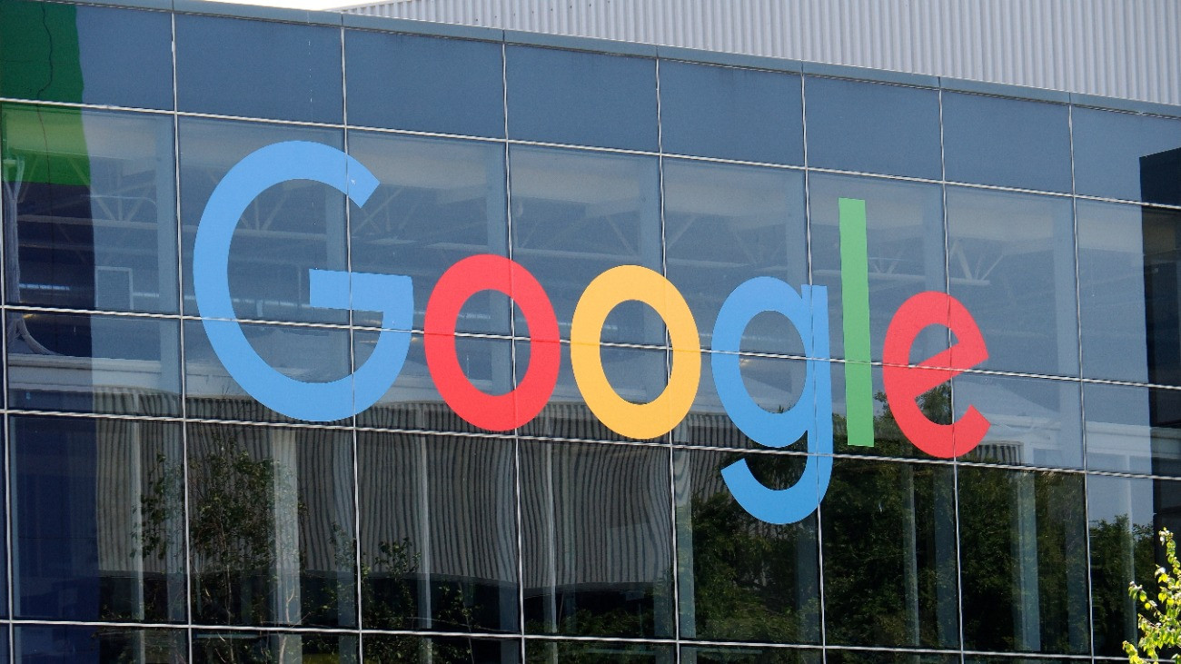 A Google amerikai informatikai cég neve a társaság anyavállalata, az Alphabet székházán, a kaliforniai Mountain Viewban 2025. április 23-án. A Google április 24-én teszi közzé elsõ negyedéves jelentését.