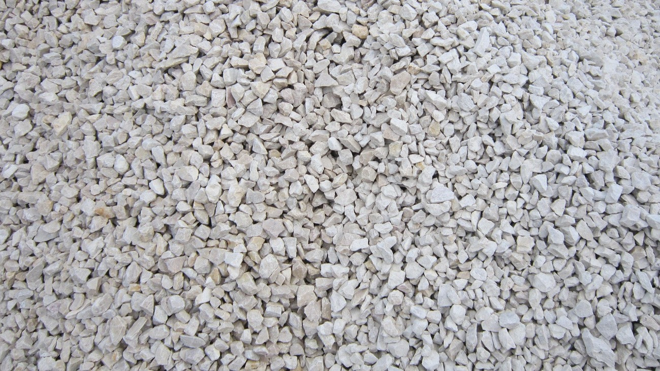 Közeli kép, amelyen murva, vagyis zúzott kő látható.