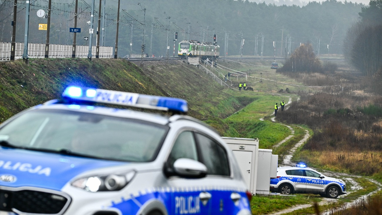 Megrongált vasúti pályaszakasznál vizsgálódnak a hatóságok a Varsó-Deblin vasútvonalon, a közép-lengyelországi Garwolin városnál levõ Mika vasútállomás közelében 2025. november 17-én. Az elõzõ napon pályarongálásról tett jelentést egy mozdonyvezetõ, az elõzetes vizsgálat szerint robbantás okozta a kárt. Személyi sérülés nem történt.