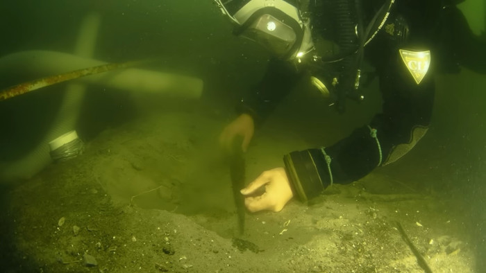 Lenyűgöző középkori fegyvereket emeltek ki egy tó mélyéről – videó