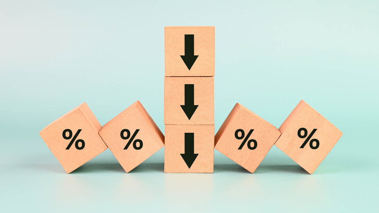 Interest rates moving down, Down arrow on a blue background.