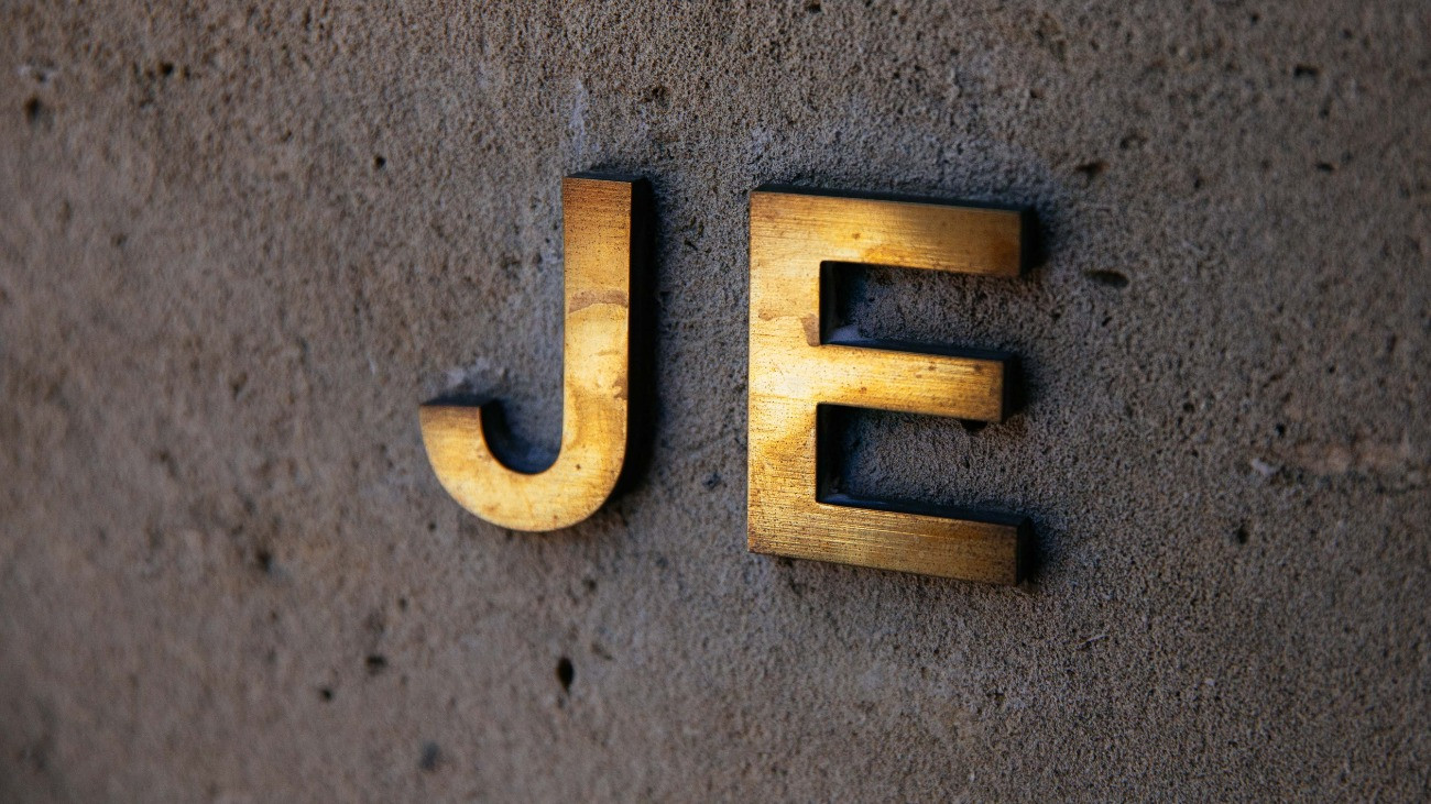 Jeffrey Epstein Upper East Side-on található rezidenciájának külsején látható monogram 2019. július 15-én New Yorkban. Getty Images/Kevin Hagen