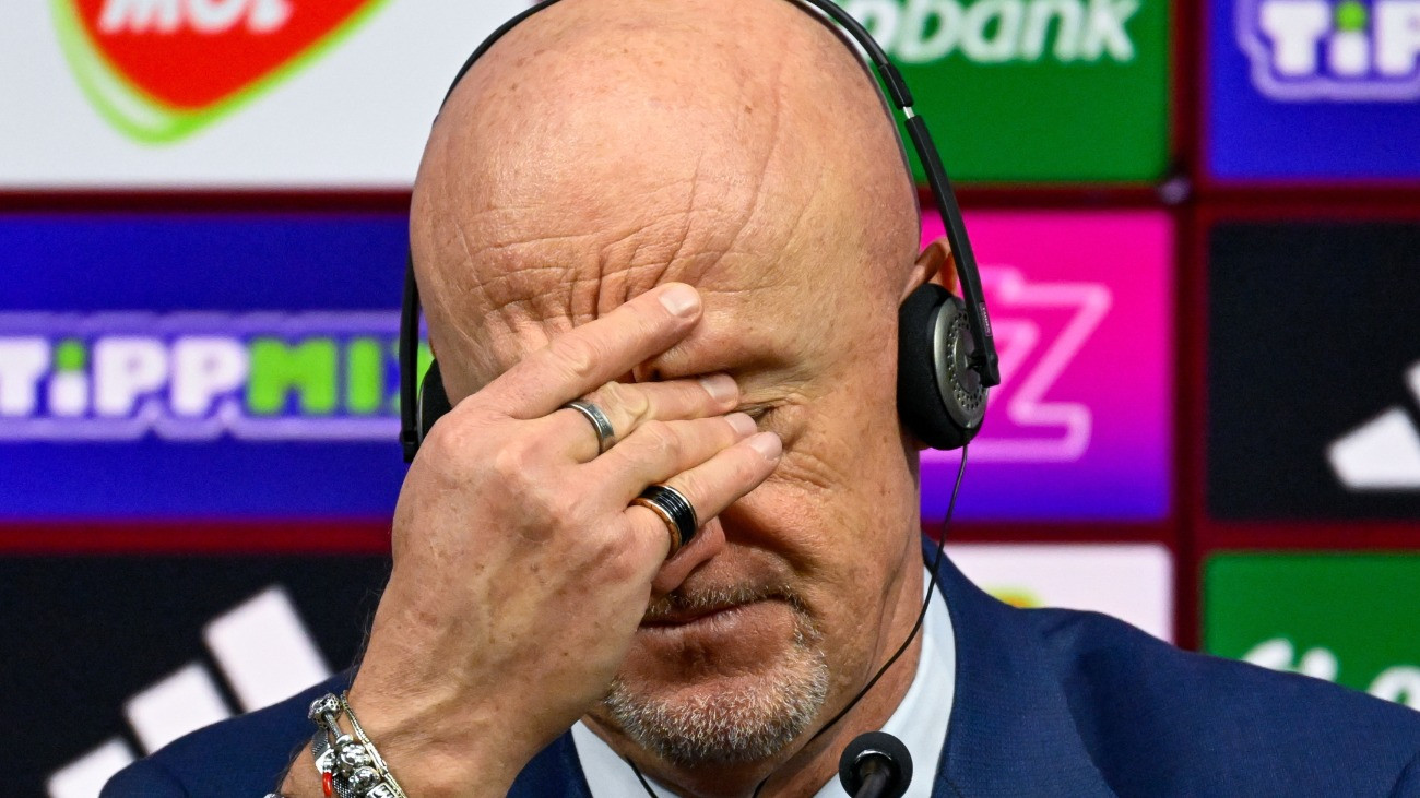 Marco Rossi, a magyar válogatott szövetségi kapitánya sajtótájékoztatót tart, miután csapata 3-2-re kikapott Írországtól a Puskás Arénában játszott labdarúgó világbajnoki selejtezõ mérkõzésen 2025. november 16-án.