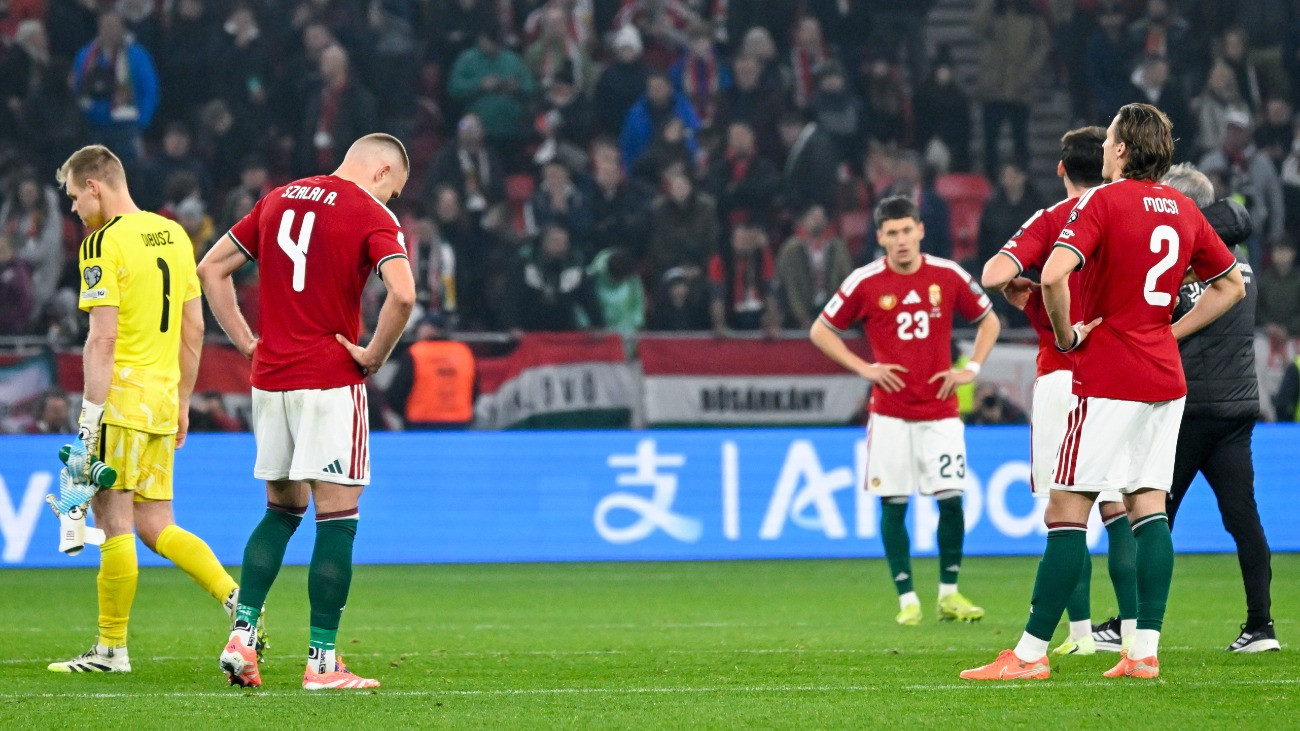 A magyar csapat játékosai, miután 3-2-re kikaptak Írországtól a Puskás Arénában játszott labdarúgó világbajnoki selejtezõ mérkõzésen 2025. november 16-án.