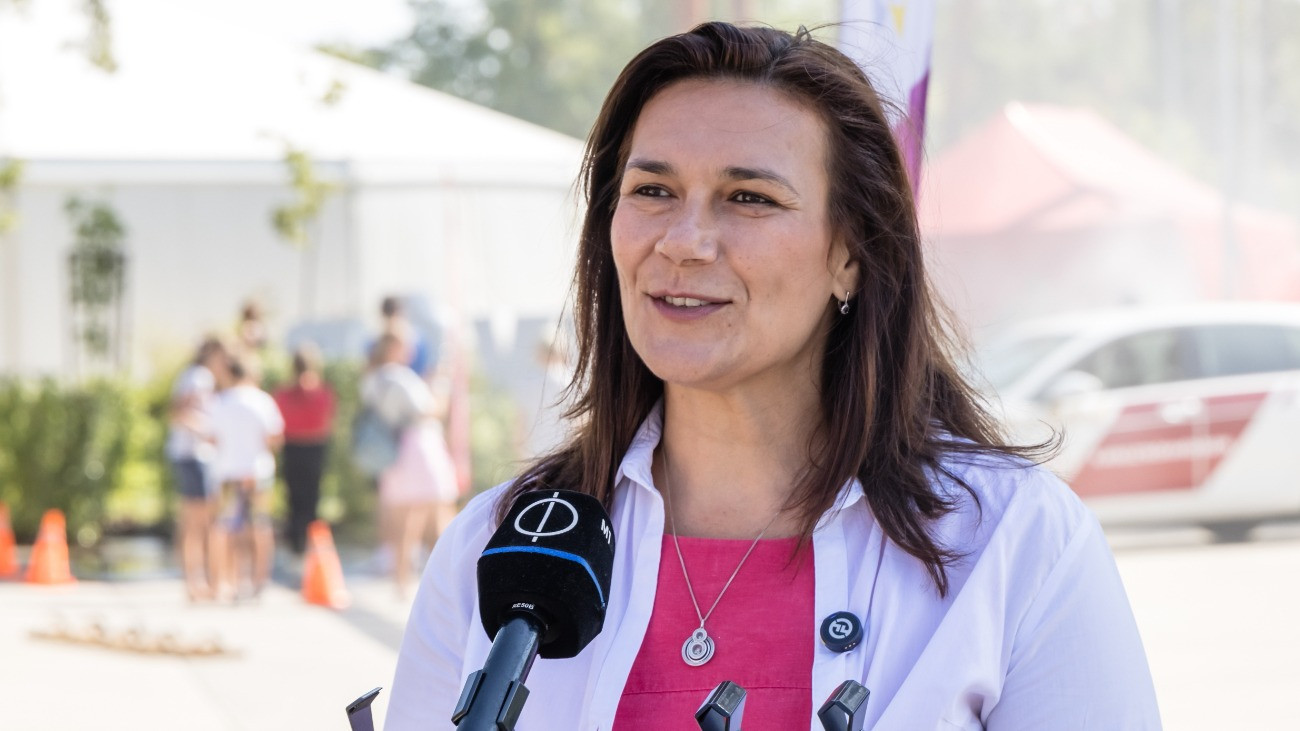 Kardosné Gyurkó Katalin, a Kulturális és Innovációs Minisztérium generációk közötti együttmûködés segítéséért felelõs miniszteri biztosa beszél a Fonyódligeti Erzsébet-táborban tartott sajtótájékoztatón 2025. augusztus 13-án.