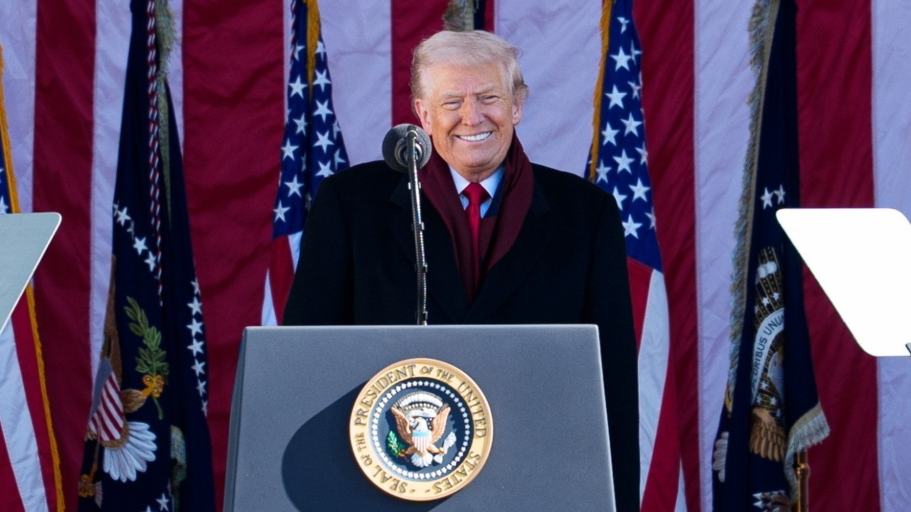 Donald Trump amerikai elnök a veteránok napja alkalmából tartott állami ünnepségen az Arlingtoni Nemzeti Sírkertben 2025. november 11-én.