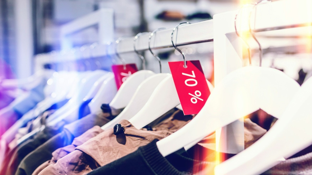 Akciós címkék ruhákon egy ruházati boltban.