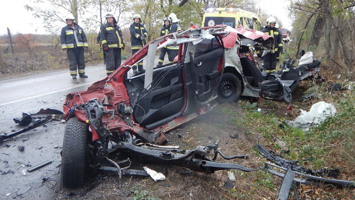 Ennyi maradt az autóból a nyerges vontatóval történt frontális ütközés után az 51-es főúton 2025. november 17-én.