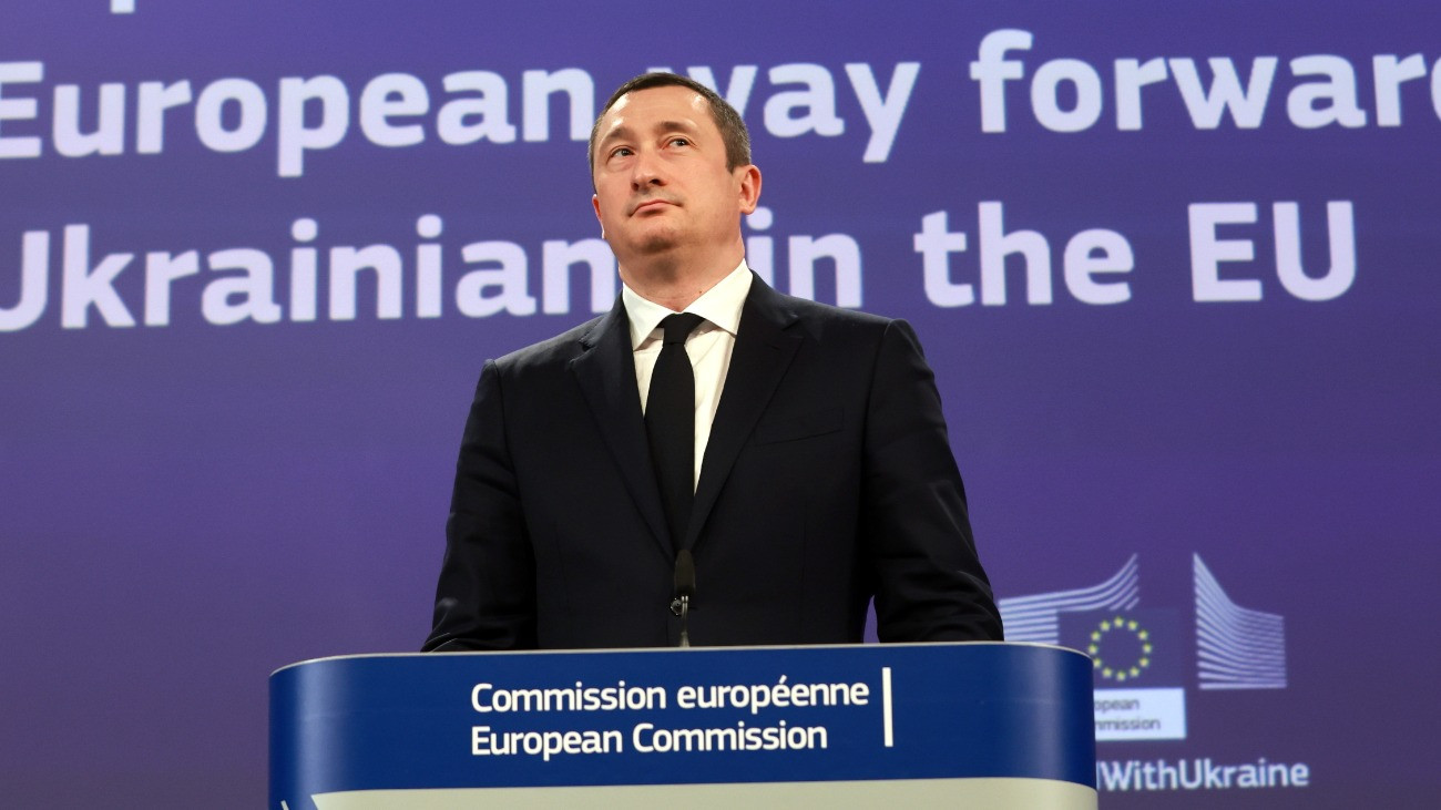 Olekszij Csernisov ukrán miniszterelnök-helyettes a Magnus Brunnerrel, az Európai Bizottság belügyekért és migrációs ügyekért felelõs tagjával az ukrajnai menekültek európai uniós jövõjérõl tartott brüsszeli sajtótájékoztatón 2025. június 4-én. A bizottság kiszámítható és közös európai utat javasol az Ukrajna elleni orosz háború elõl menekülõ ukránok számára az Európai Unióba.