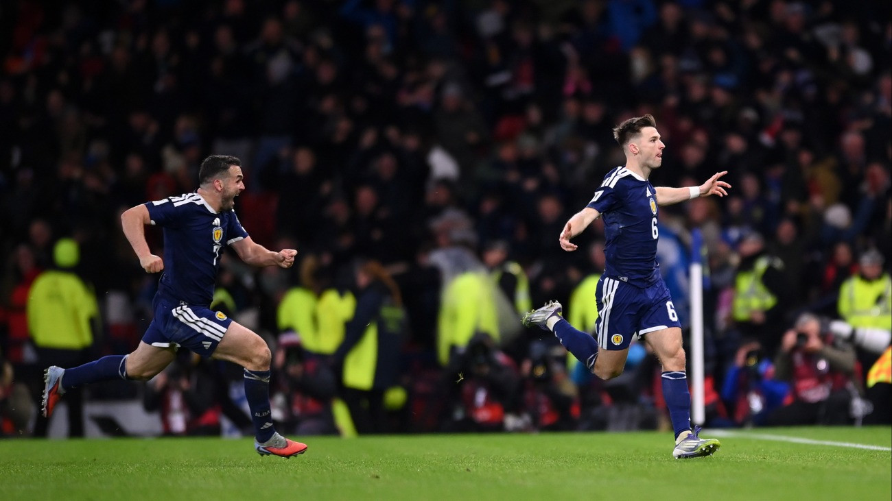 Glasgow, Skócia, 2025. november 18., A skót Kieran Tierney ünnepli csapata harmadik gólját a Dánia elleni vb-selejtező mérkőzésén a Hampden Parkban.Ben Roberts/Danehouse/Getty Images