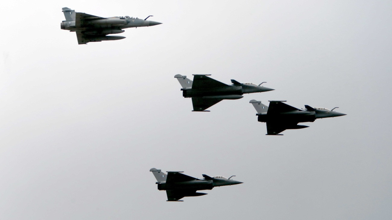 A Franciaországtól a görög légierõnek vásárolt 24 Rafale harci gép közül megérkezik az elsõ hat a tanagrai légi támaszpontra 2022. január 19-én.