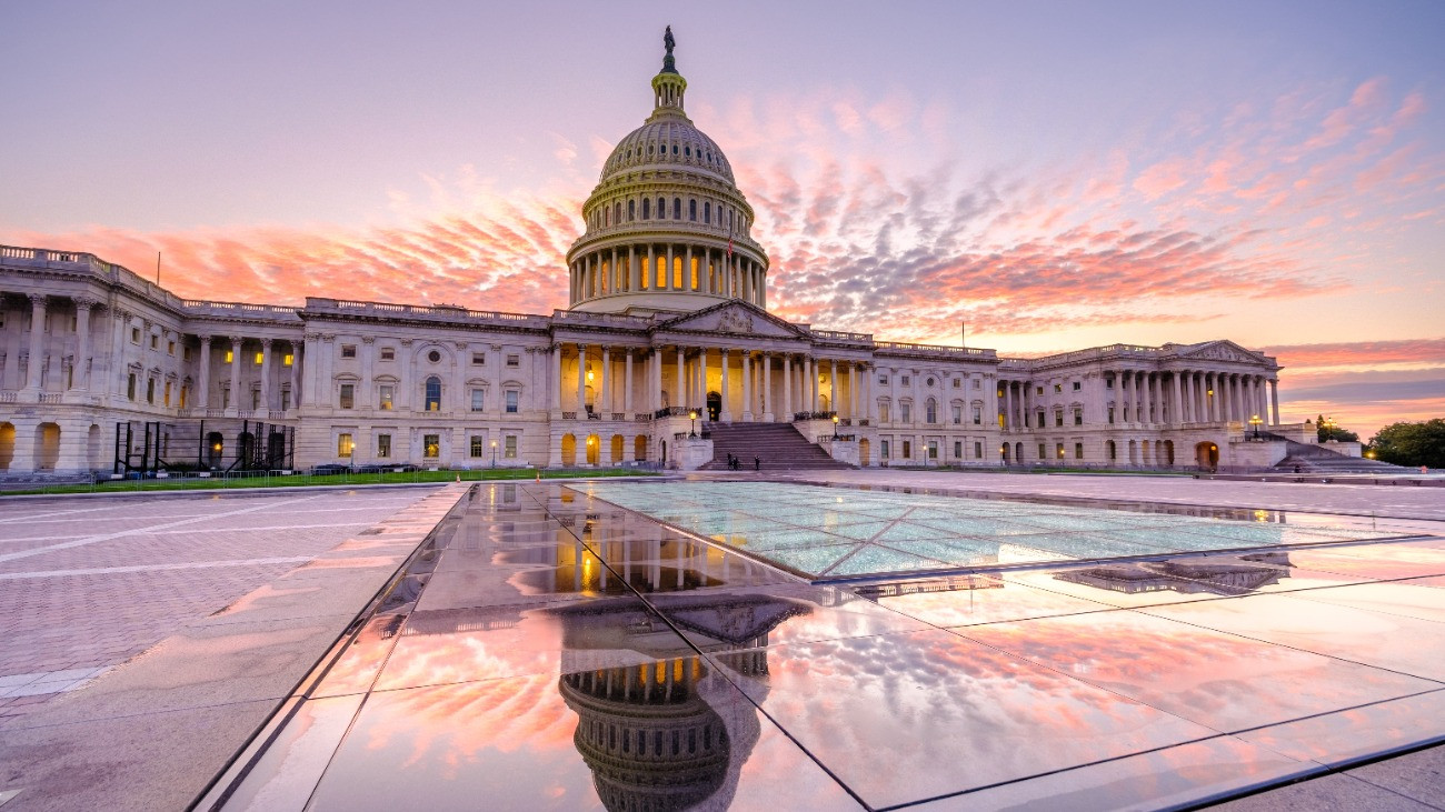 Az Amerikai Egyesült Államok Capitoliuma, a szövetségi kormányzat törvényhozó ágának székhelye Washington DC-ben.