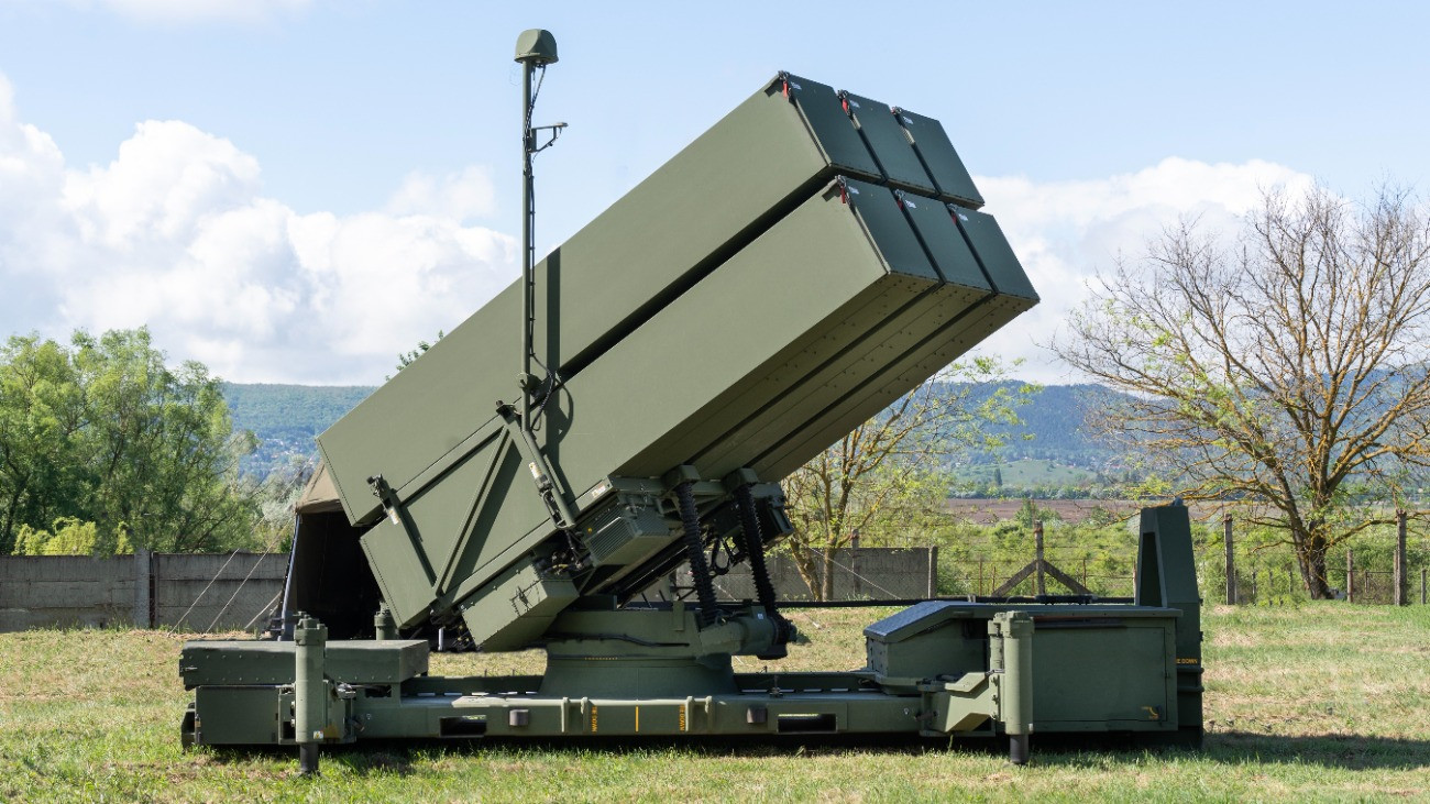 Egy, a NASAMS közepes hatótávolságú légvédelmi rakétarendszer indítókonténere.