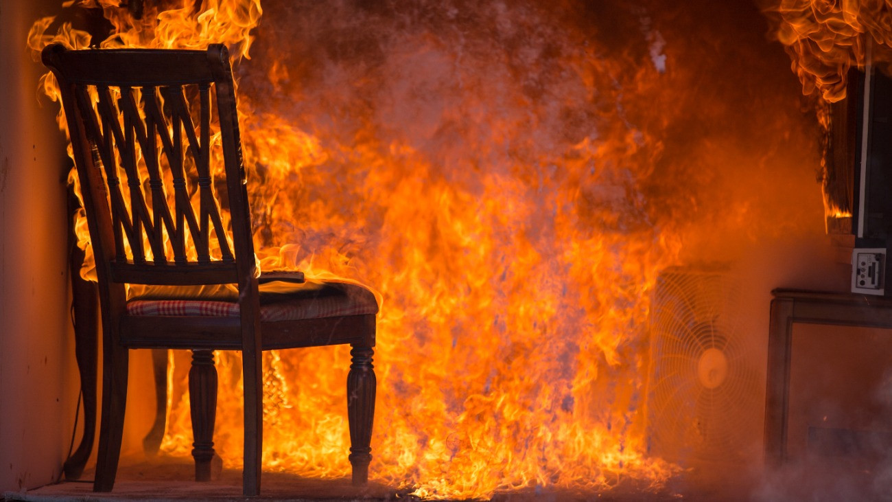 Egy lángoló nappali.