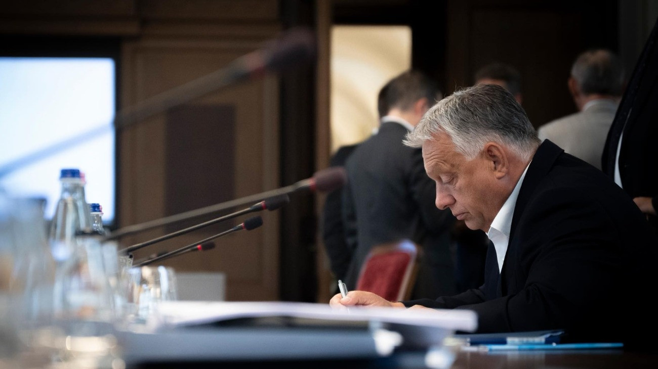 Orbán Viktor a repülőn: Brüsszel bürokratikus diktatúra felé menetel