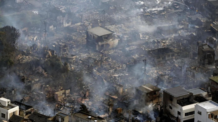 Évtizedek óta nem látott tűzvész pusztít egy japán városban – videó