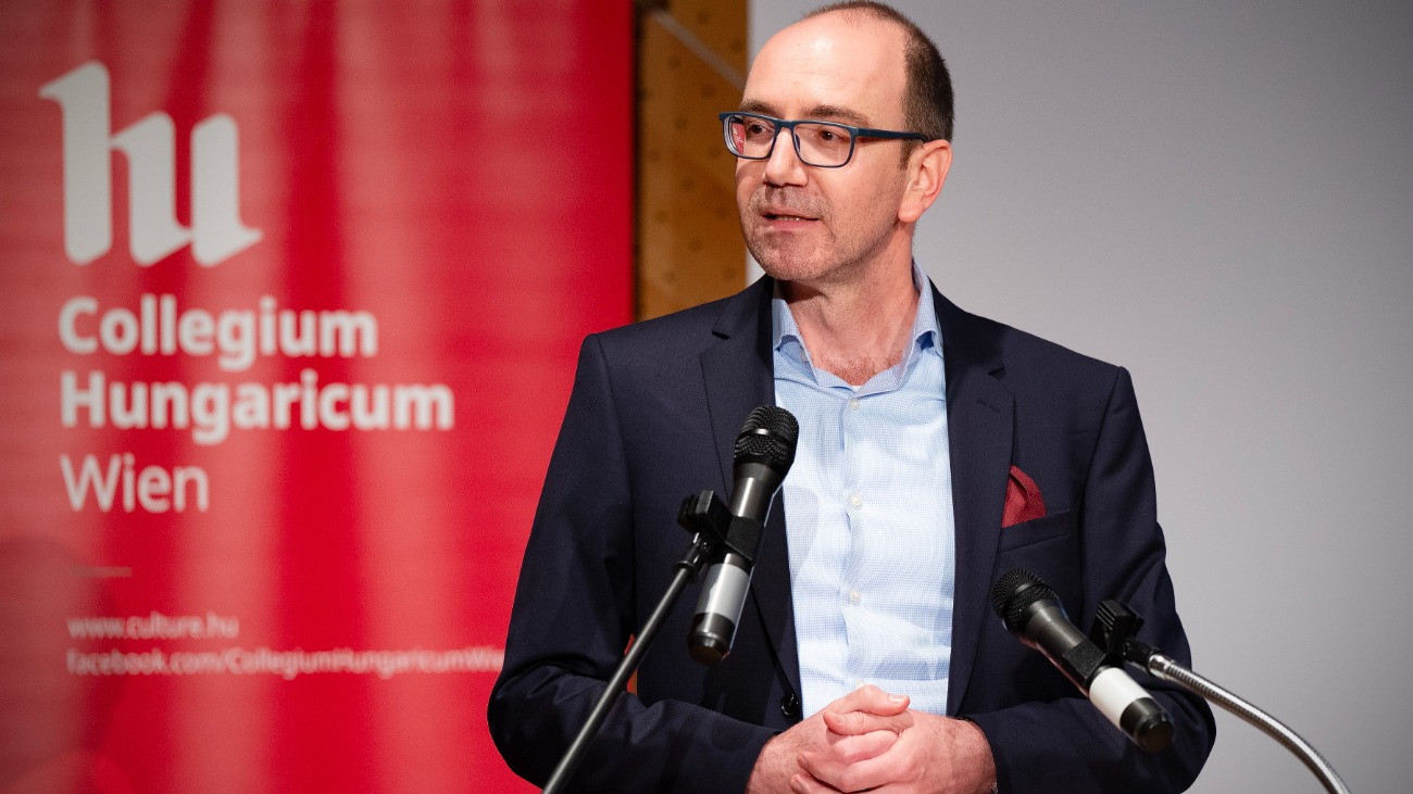 Méhes Márton igazgató beszédet mond az Amit még nem láttatok. Keleti Éva címû kiállítás megnyitóján a bécsi Collegium Hungaricumban 2024. június 5-én. A Médiaszolgáltatás-támogató és Vagyonkezelõ Alap (MTVA), a Nemzeti Archívum és a Collegium Hungaricum közös kiállítása Keleti Éva csaknem hetven évet felölelõ munkásságába ad betekintést.