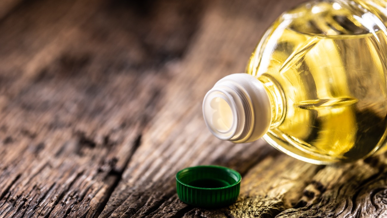 Étolaj egy elfektetett műanyag palackban.