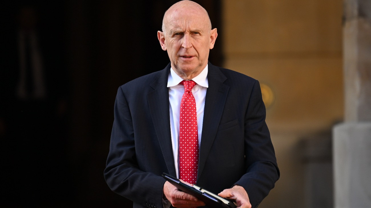 brit védelmi miniszter sajtóértekezletre érkezik Londonban 2025. május 12-én, a weimari háromszög kiterjesztett formátumának, a Weimar+ tagjai (Nagy-Britannia, Franciaország, Németország, Olaszország, Spanyolország, Lengyelország és az Európai Unió) külügyminisztereinek Ukrajna jövõjének biztosításáról kezdõdõ tanácskozása elõtt. A weimari háromszög néven ismert európai diplomáciai és geopolitikai szövetséget 1991-ben alapította Lengyelország, Németország és Franciaország.