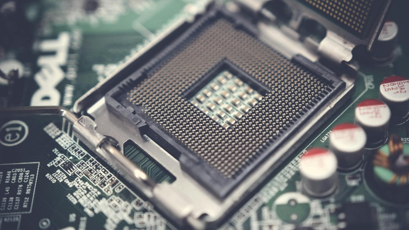 Közeli felvétel egy áramkörön található chipről.